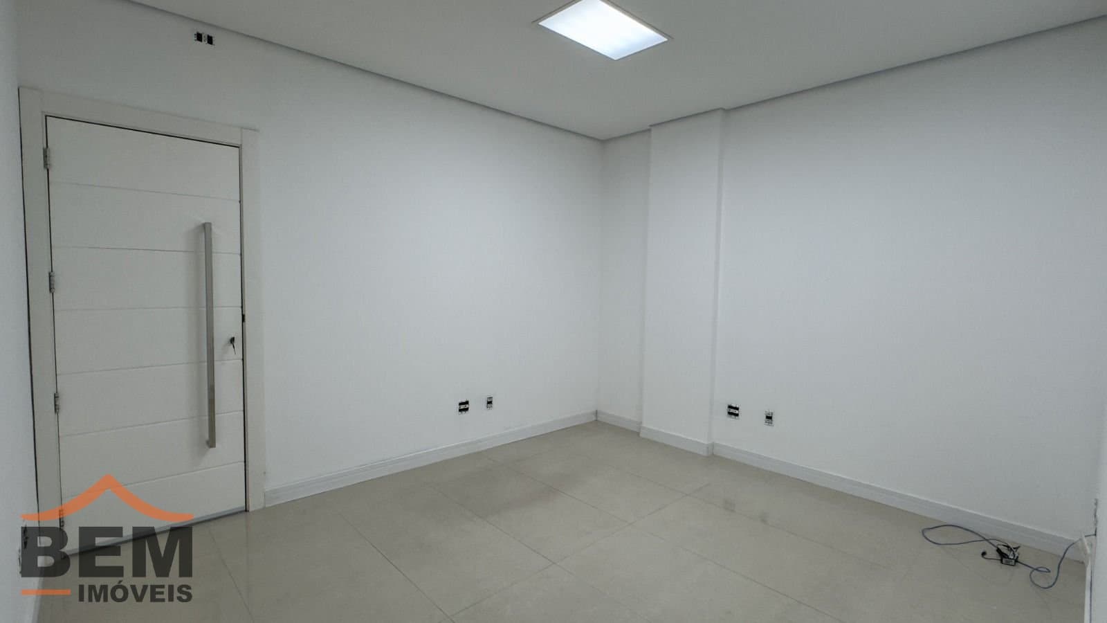 Salas/Conjuntos para Locação com 105m² no bairro Pioneiros, em Balneário Camboriú: 13-  SALA COMERCIAL 