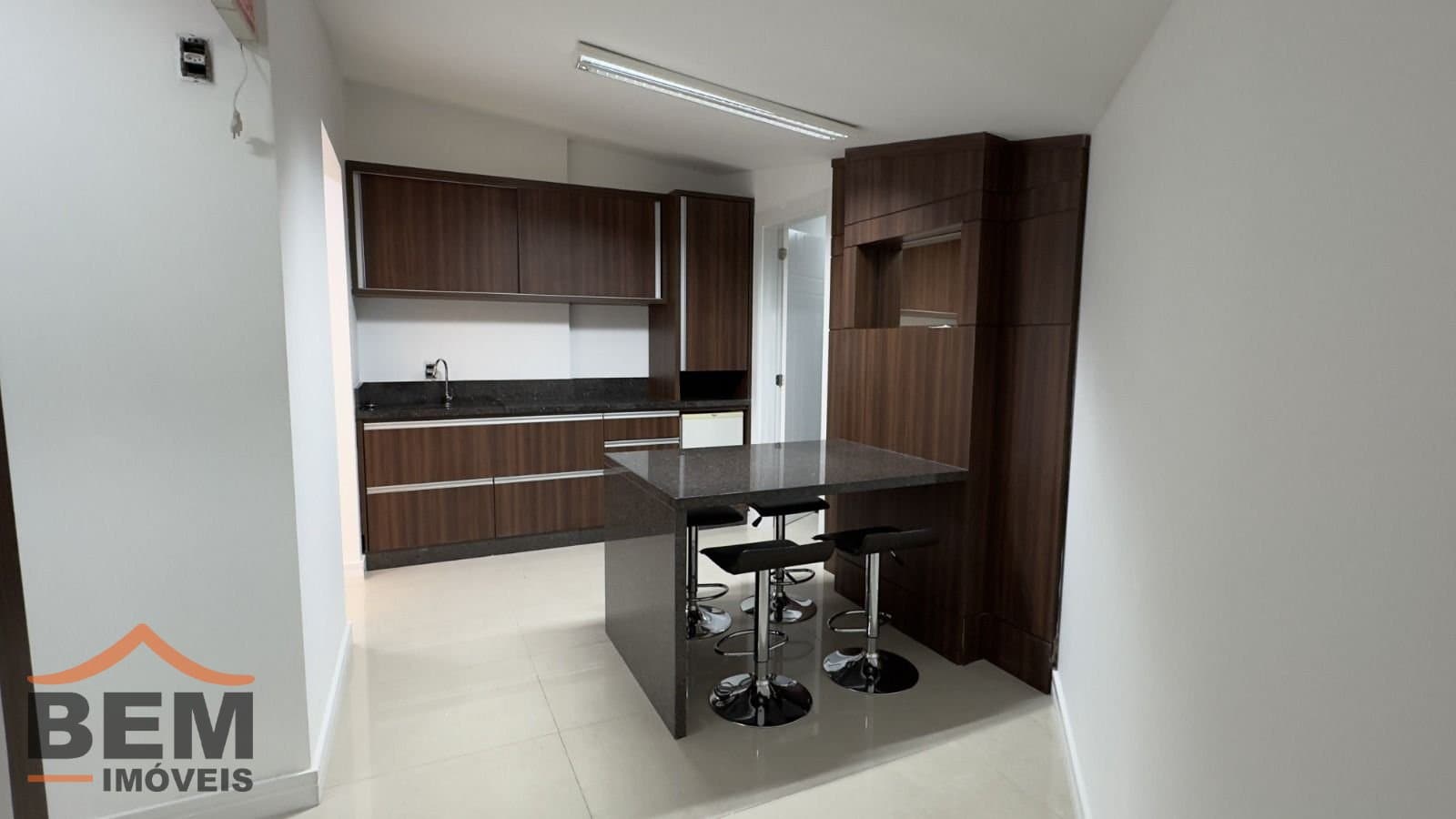 Salas/Conjuntos para Locação com 105m² no bairro Pioneiros, em Balneário Camboriú: 11-  SALA COMERCIAL 