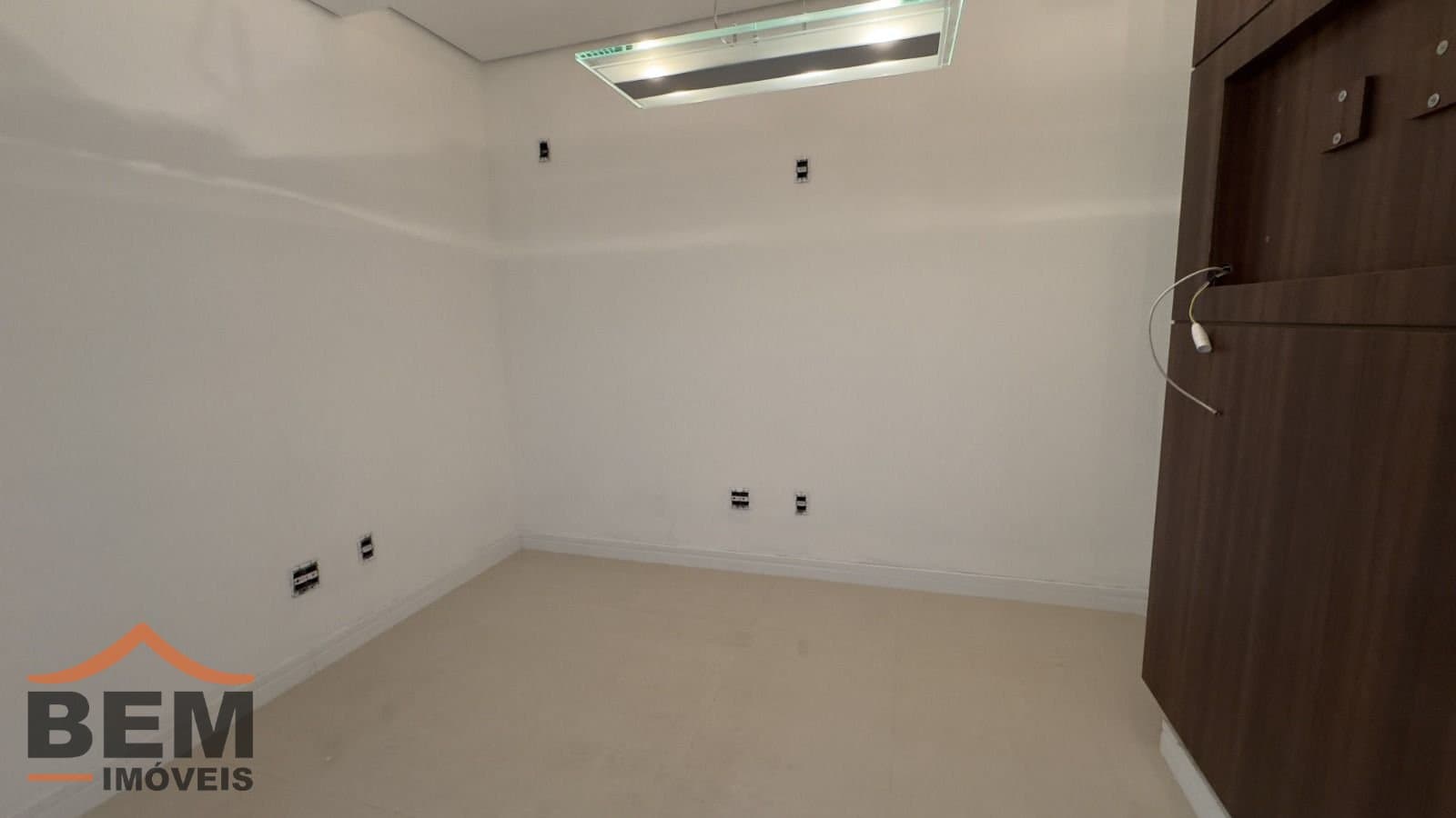 Salas/Conjuntos para Locação com 105m² no bairro Pioneiros, em Balneário Camboriú: 07- SALA COMERCIAL 