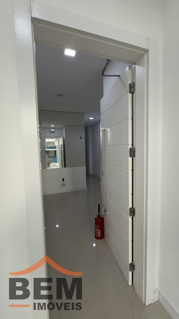 Salas/Conjuntos para Locação com 105m² no bairro Pioneiros, em Balneário Camboriú: 04-  SALA COMERCIAL 