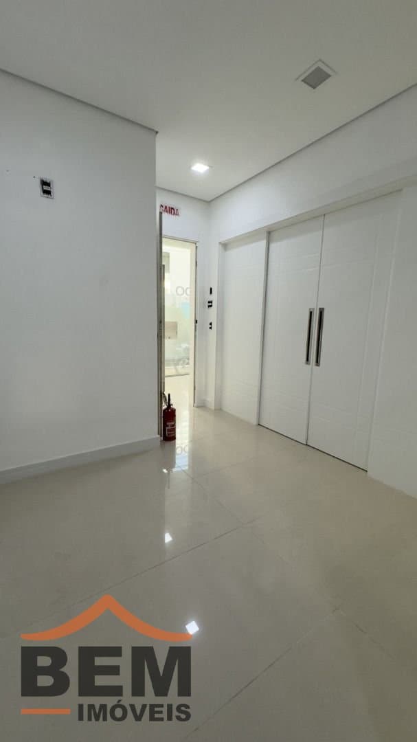 Salas/Conjuntos para Locação com 105m² no bairro Pioneiros, em Balneário Camboriú: 05-  SALA COMERCIAL 