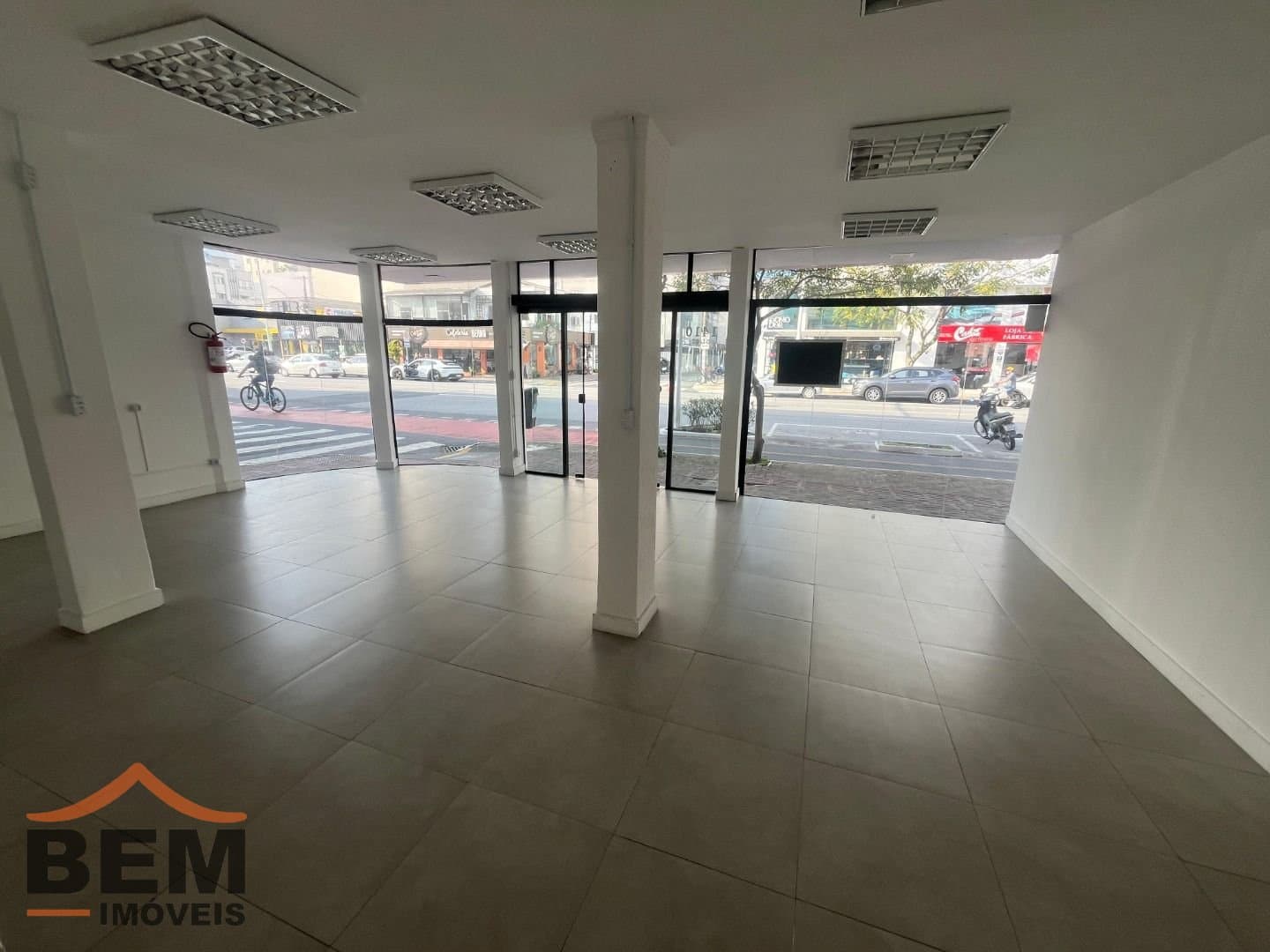 Salas/Conjuntos para Locação com 60m² no bairro Centro, em Balneário Camboriú: 08-SALA COMERCIAL 