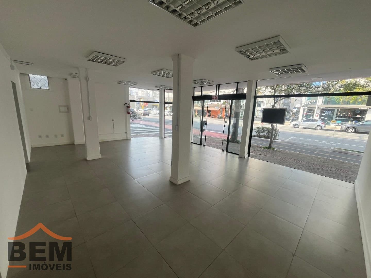 Salas/Conjuntos para Locação com 60m² no bairro Centro, em Balneário Camboriú: 14-SALA COMERCIAL 