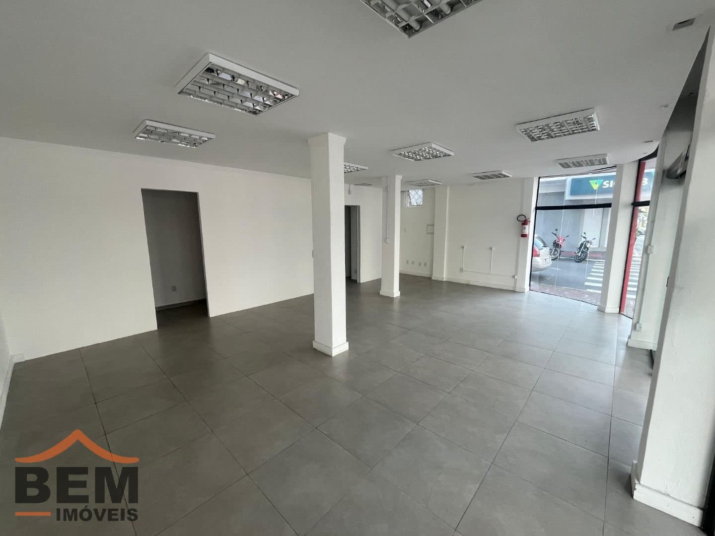 Salas/Conjuntos para Locação com 60m² no bairro Centro, em Balneário Camboriú: 12-SALA COMERCIAL 