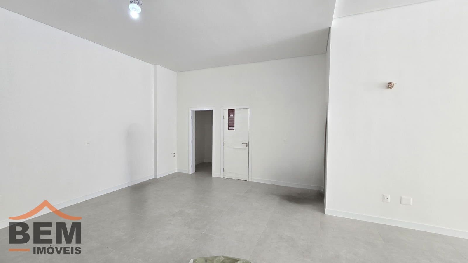 Salas/Conjuntos para Locação com 107m² no bairro Centro, em Balneário Camboriú: 04- SALA COMERCIAL 