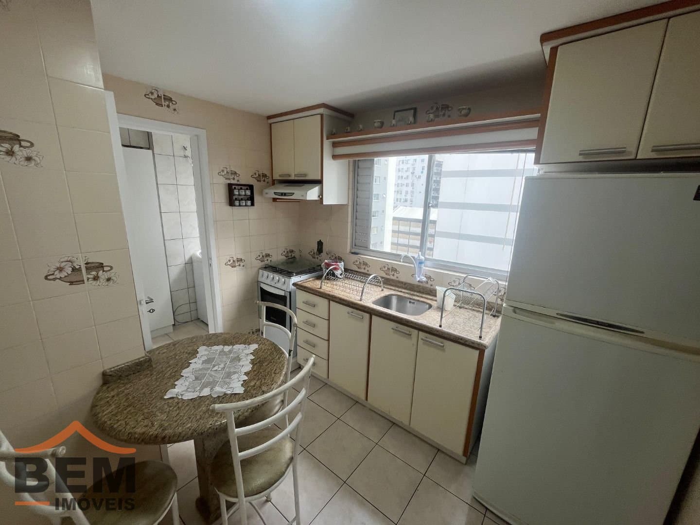Apartamento para Locação com 3 quartos e 92m² no bairro Centro, em Balneário Camboriú: 02- COZINHA 