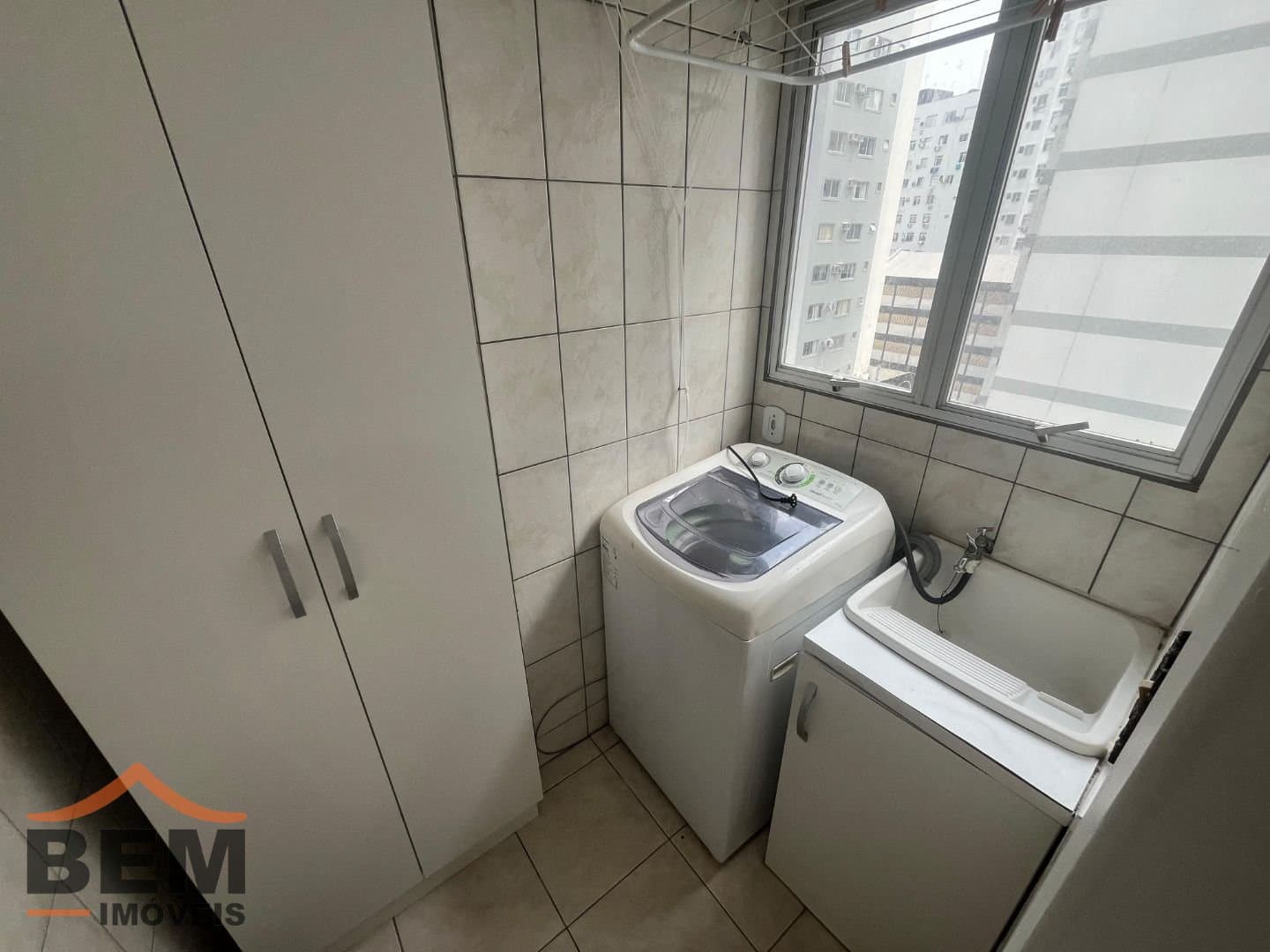 Apartamento para Locação com 3 quartos e 92m² no bairro Centro, em Balneário Camboriú: 09- LAVANDERIA