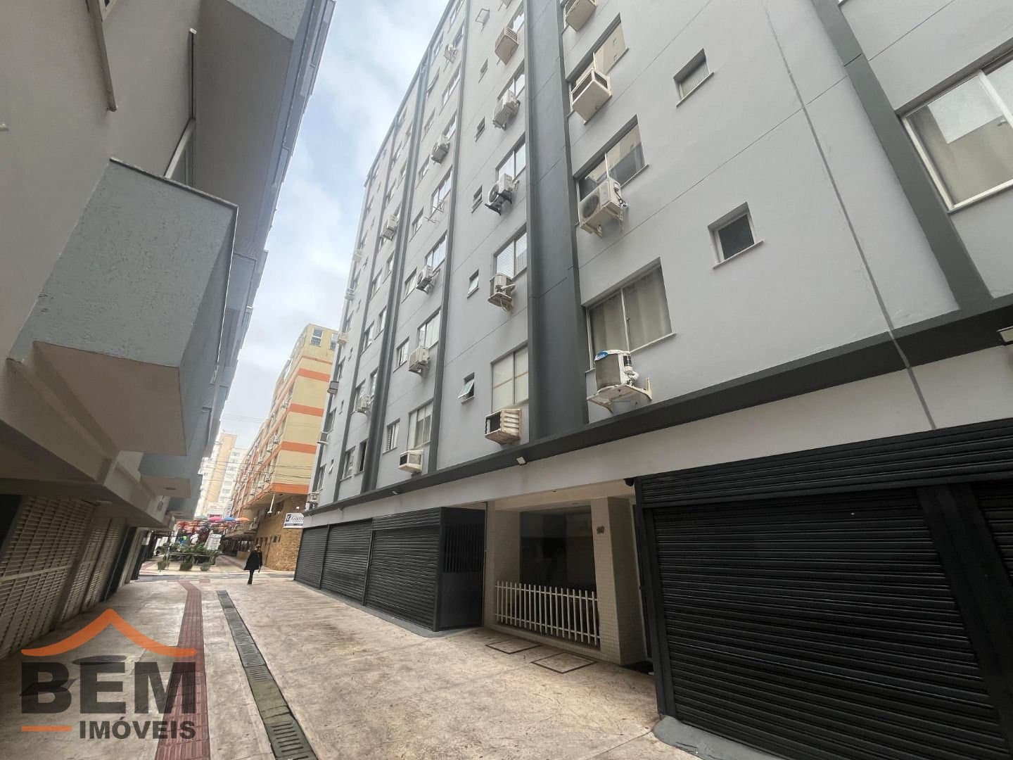 Apartamento para Locação com 3 quartos e 92m² no bairro Centro, em Balneário Camboriú: 01- VISTA
