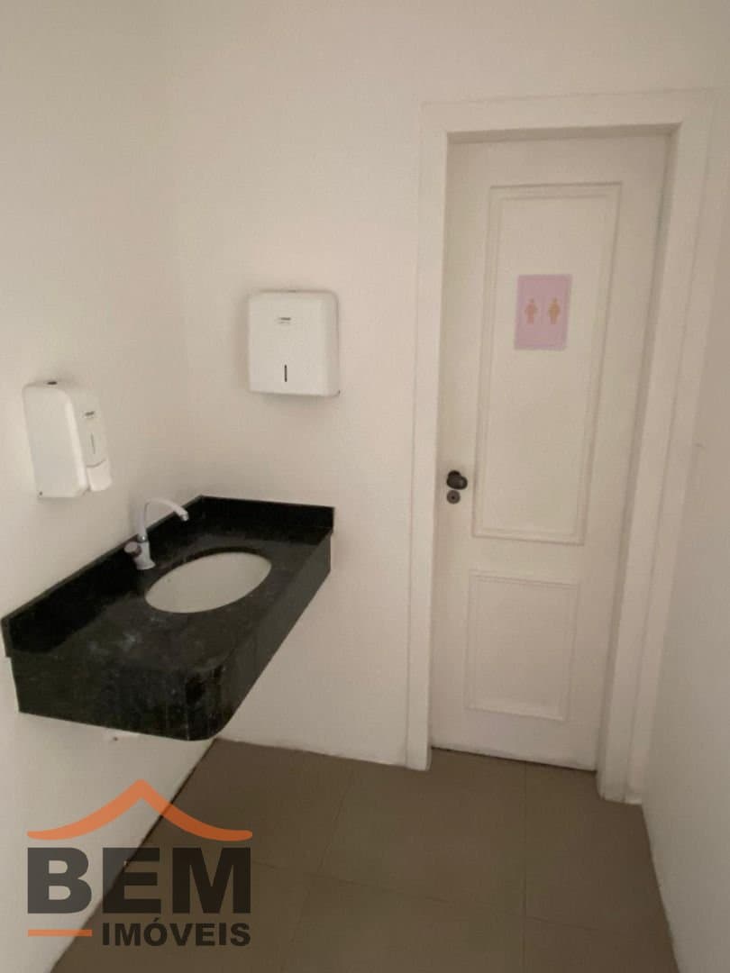 Salas/Conjuntos com 56m² no bairro Centro, em Balneário Camboriú: 03-BANHEIRO 