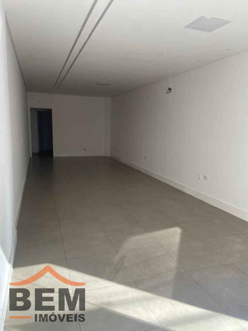 Salas/Conjuntos com 56m² no bairro Centro, em Balneário Camboriú: 02- SALA COMERCIAL 
