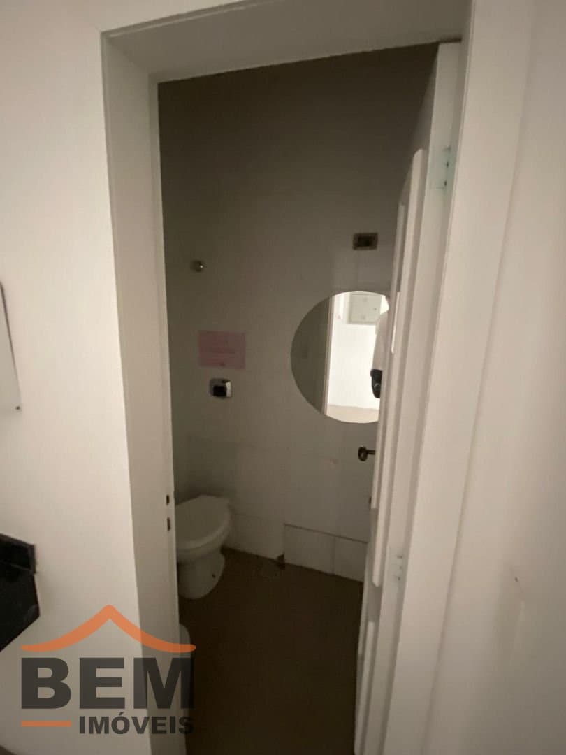 Salas/Conjuntos com 56m² no bairro Centro, em Balneário Camboriú: 06- BANHEIRO 