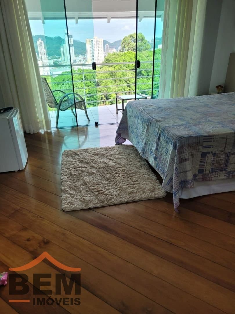 Casa para Venda com 5 quartos e 400m² no bairro Fazenda, em Itajaí