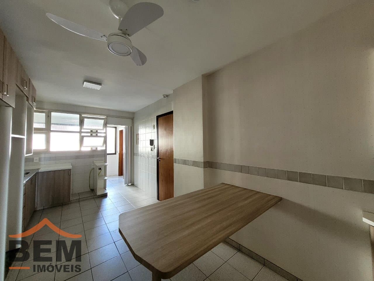 Apartamento para Locação com 3 quartos e 139m² no bairro Frente Mar, em Balneário Camboriú: 10- COZINHA 