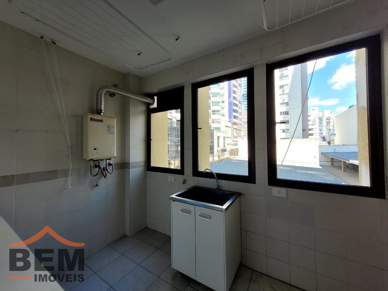 Apartamento para Locação com 3 quartos e 139m² no bairro Frente Mar, em Balneário Camboriú: 14- LAVANDERIA 