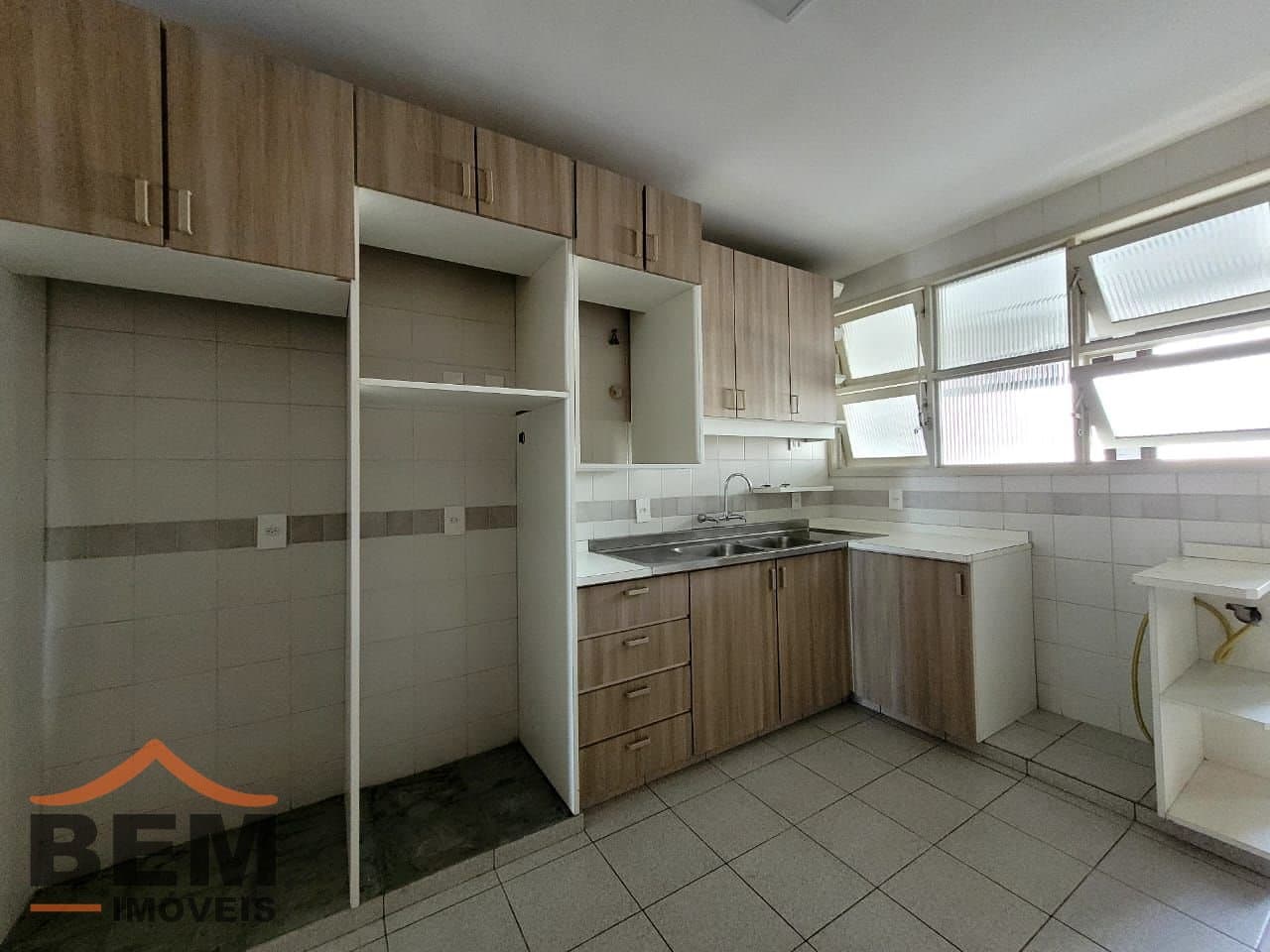 Apartamento para Locação com 3 quartos e 139m² no bairro Frente Mar, em Balneário Camboriú: 13- COZINHA