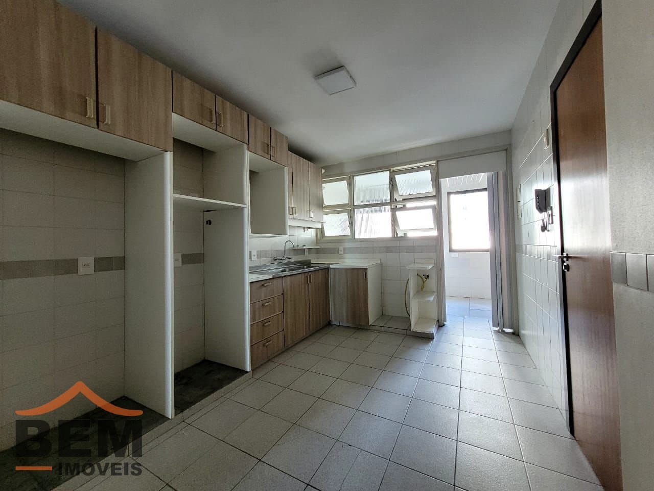 Apartamento para Locação com 3 quartos e 139m² no bairro Frente Mar, em Balneário Camboriú: 11- COZINHA 
