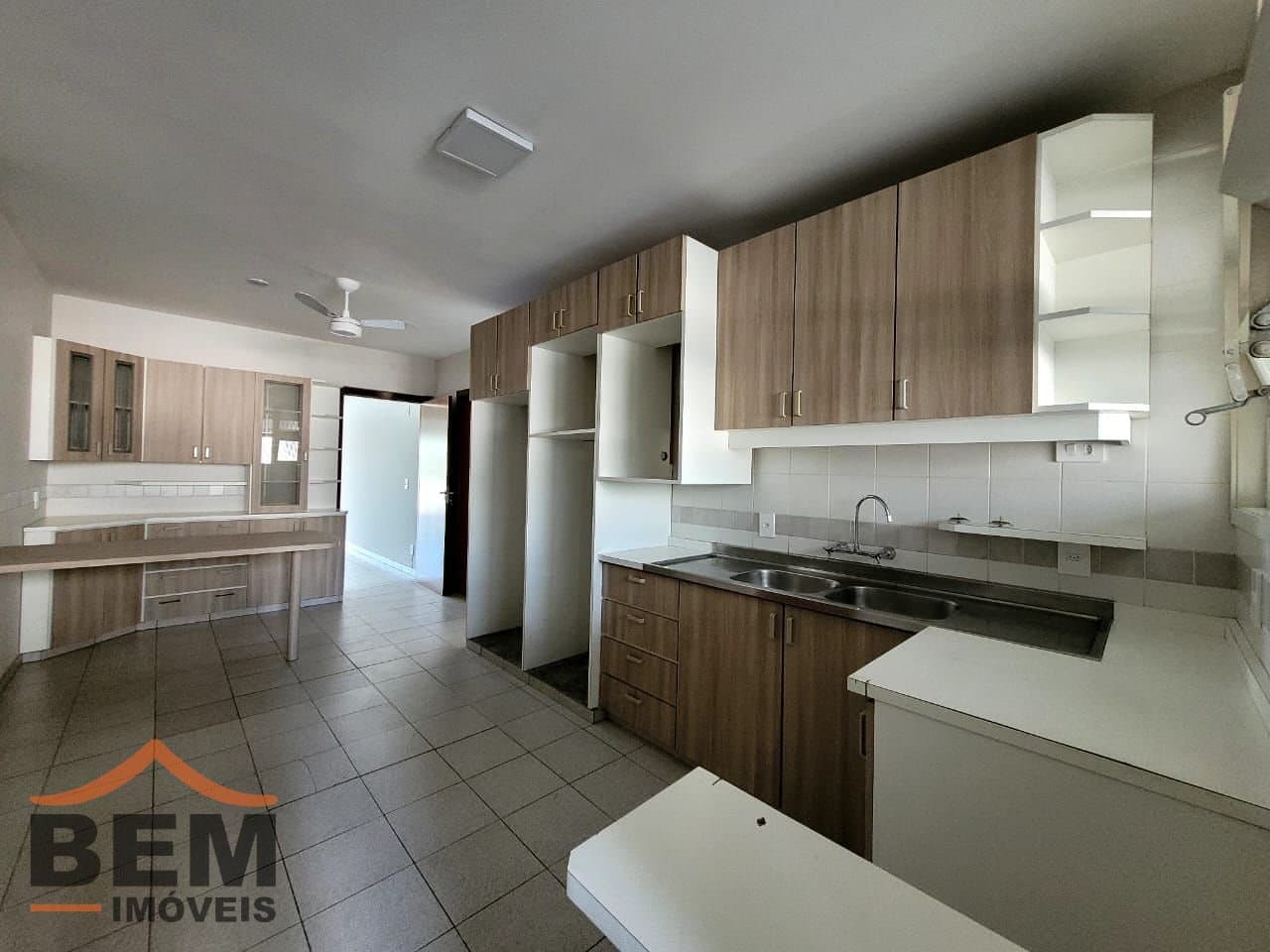 Apartamento para Locação com 3 quartos e 139m² no bairro Frente Mar, em Balneário Camboriú: 16- COZINHA
