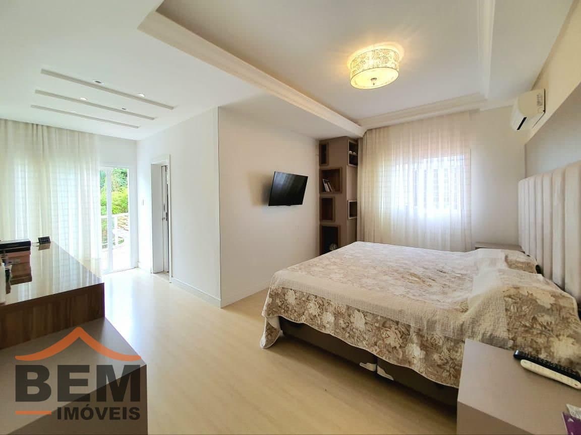 Casa para Venda com 4 quartos e 376m² no bairro Ressacada, em Itajaí