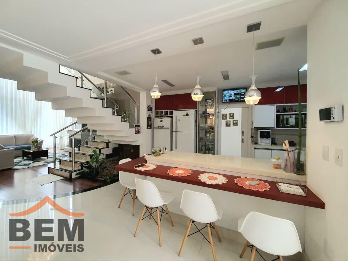 Casa para Venda com 4 quartos e 376m² no bairro Ressacada, em Itajaí