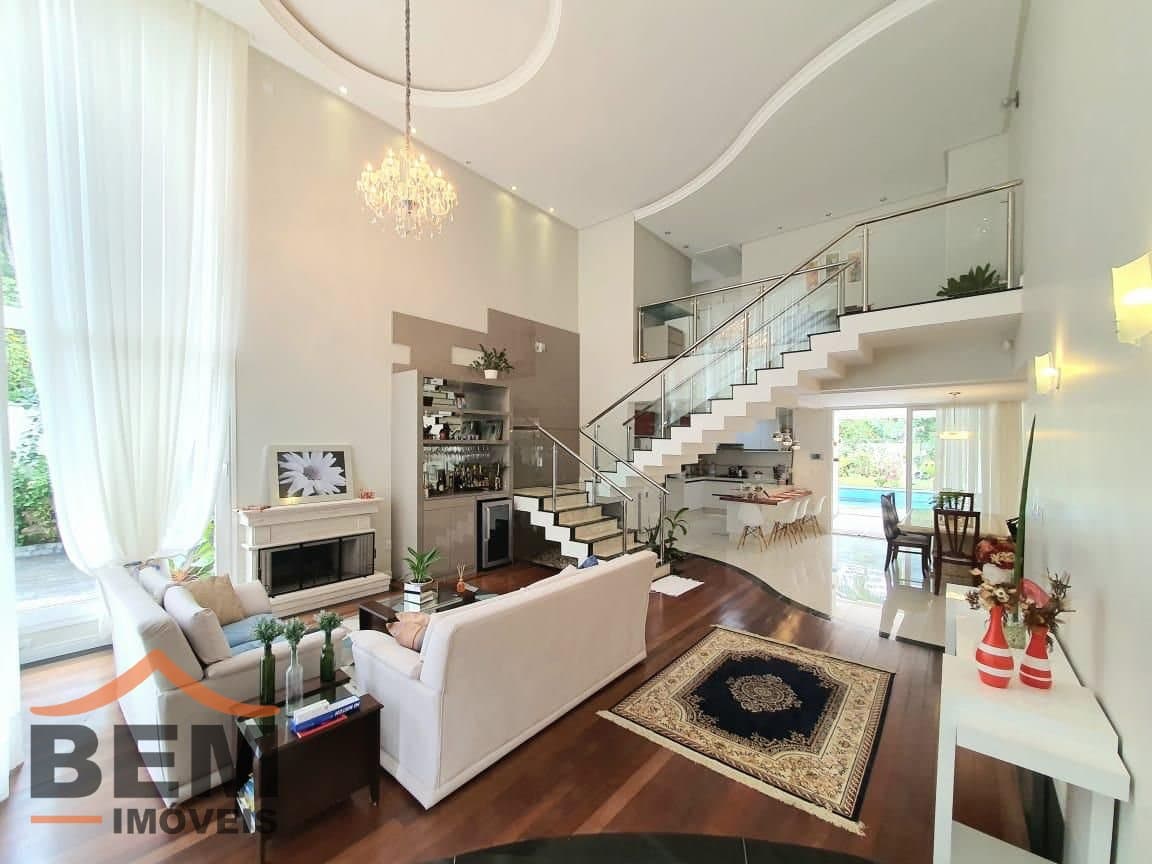 Casa para Venda com 4 quartos e 376m² no bairro Ressacada, em Itajaí