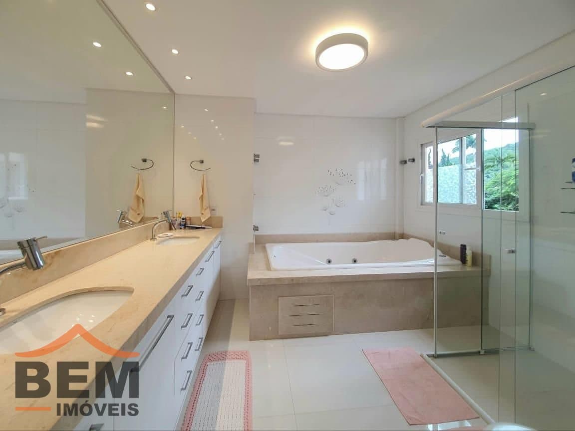 Casa para Venda com 4 quartos e 376m² no bairro Ressacada, em Itajaí