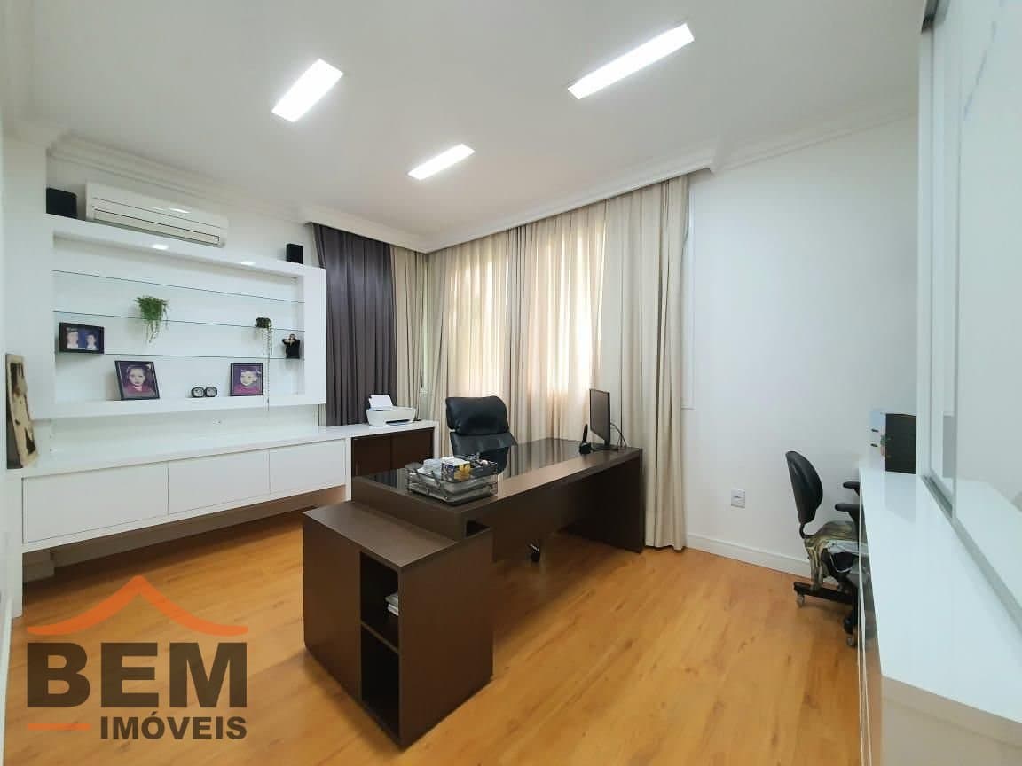 Casa para Venda com 4 quartos e 376m² no bairro Ressacada, em Itajaí