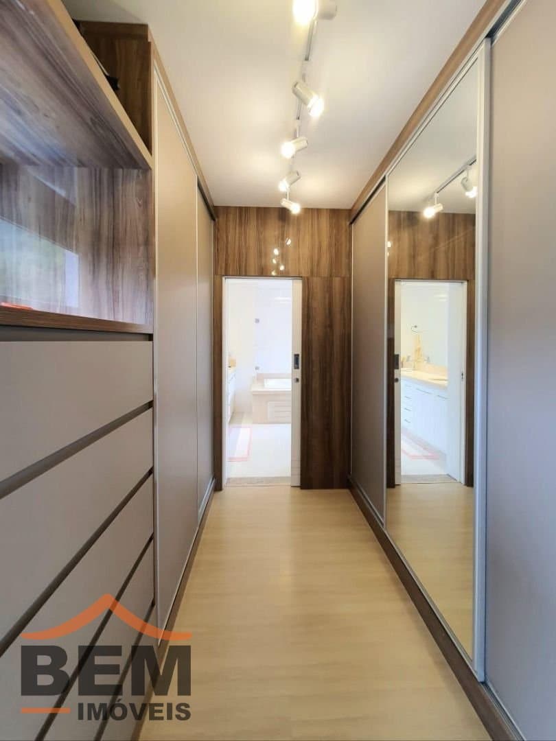 Casa para Venda com 4 quartos e 376m² no bairro Ressacada, em Itajaí