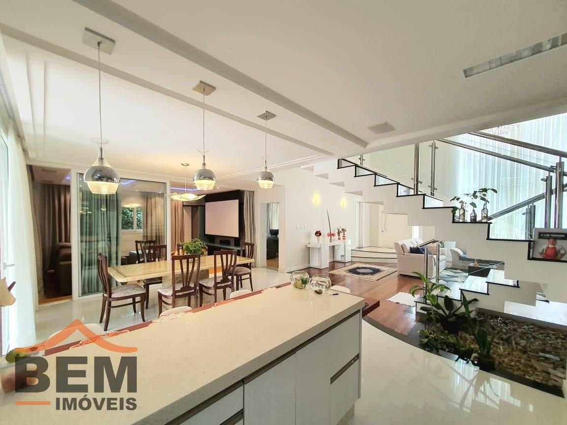 Casa para Venda com 4 quartos e 376m² no bairro Ressacada, em Itajaí