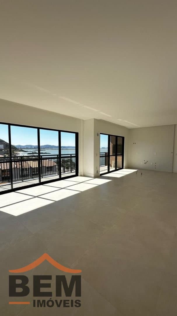 Apartamento Duplex para Venda com 3 quartos e 211m² no bairro Cabeçudas, em Itajaí