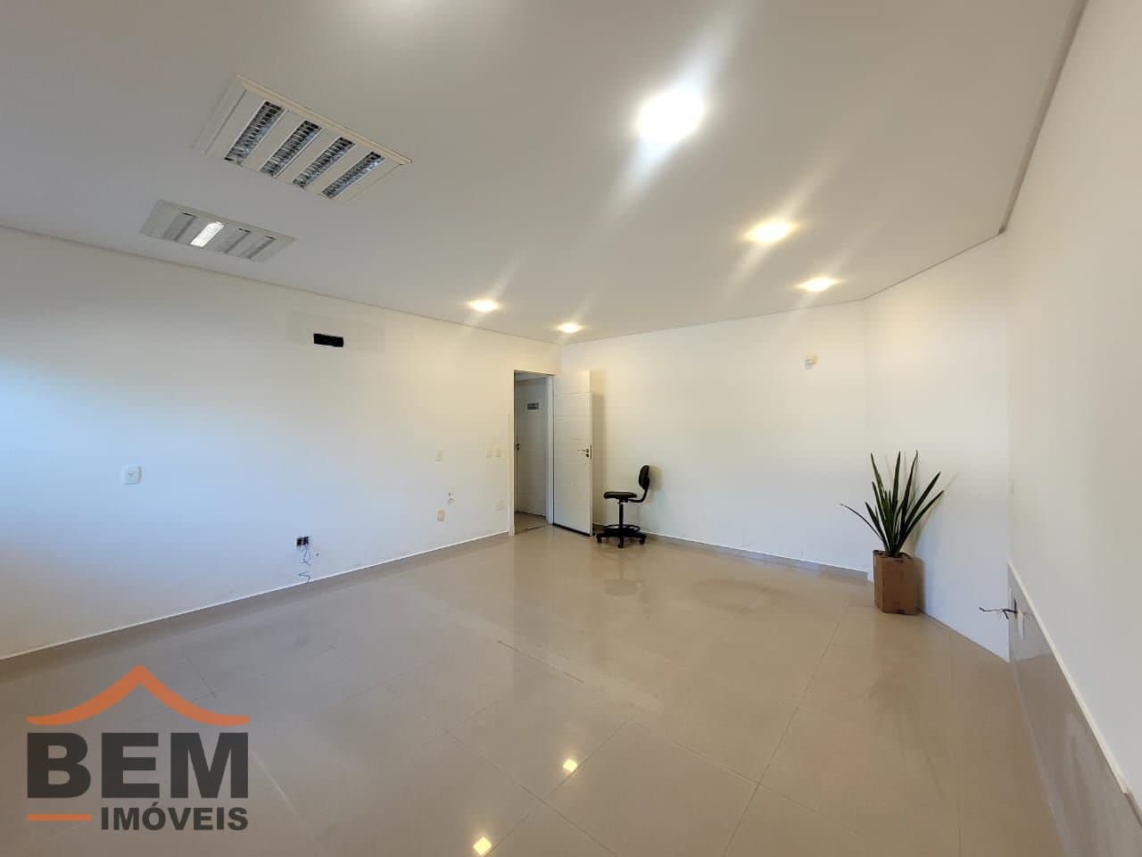 Salas/Conjuntos para Locação com 29m² no bairro Ariribá, em Balneário Camboriú: 06- SALA COMERCIAL 