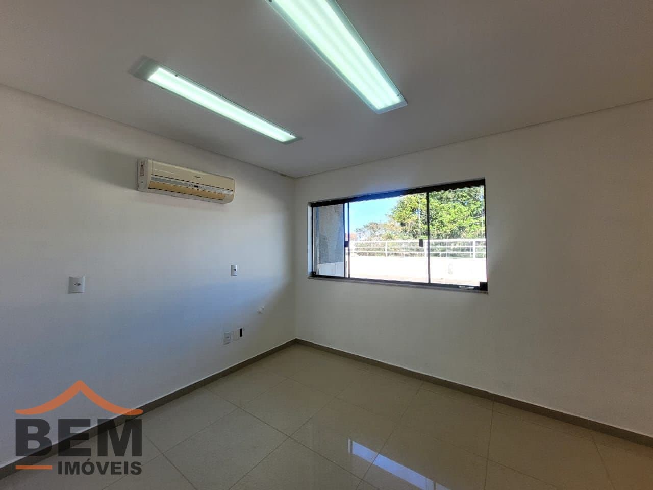 Salas/Conjuntos para Locação com 15m² no bairro Ariribá, em Balneário Camboriú: 10- SALA COMERCIAL 