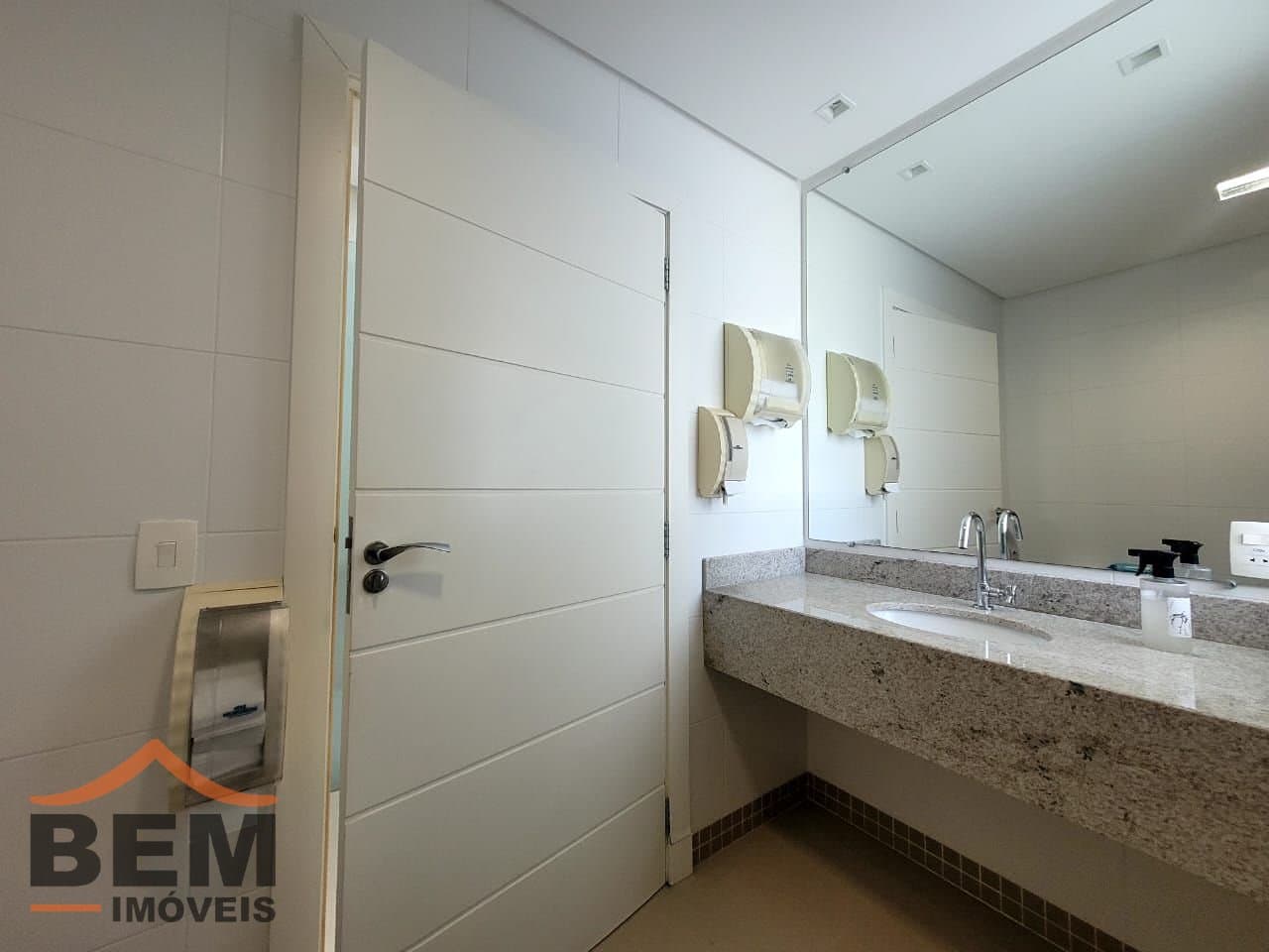 Salas/Conjuntos para Locação com 20m² no bairro Ariribá, em Balneário Camboriú: 08- BANHEIRO 