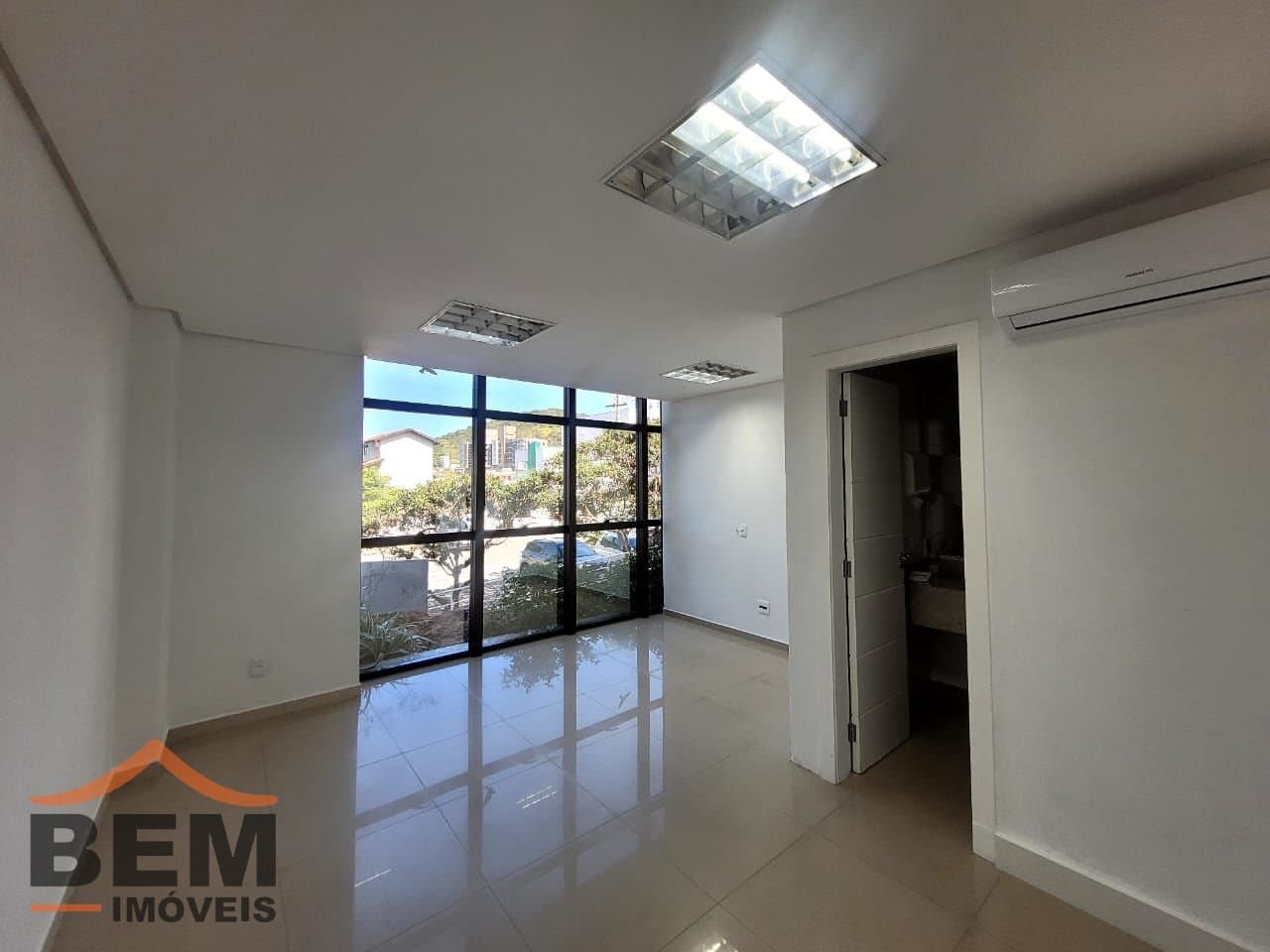 Salas/Conjuntos para Locação com 20m² no bairro Ariribá, em Balneário Camboriú: 05- SALA COMERCIAL 
