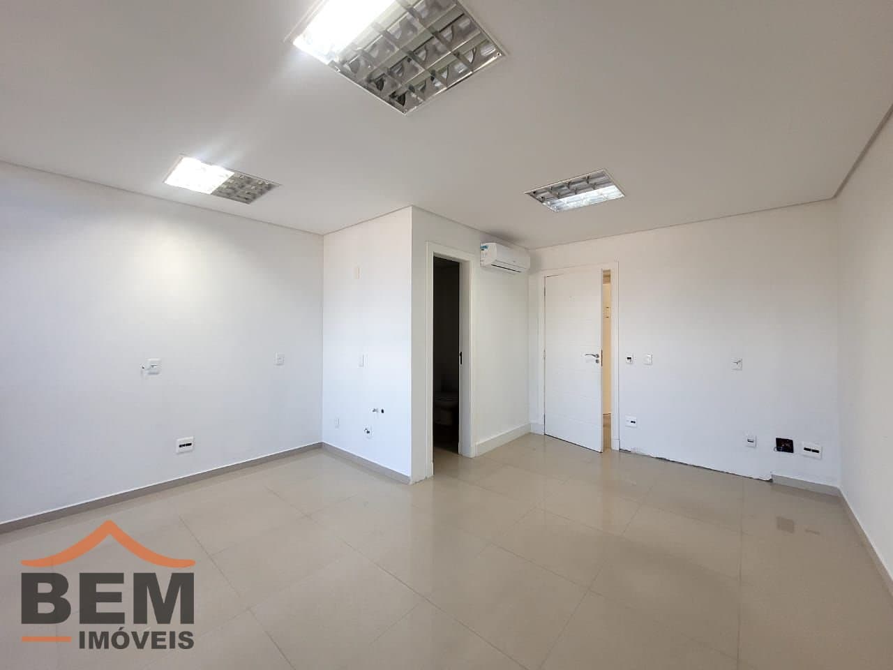 Salas/Conjuntos para Locação com 21m² no bairro Ariribá, em Balneário Camboriú: 04- SALA COMERCIAL 