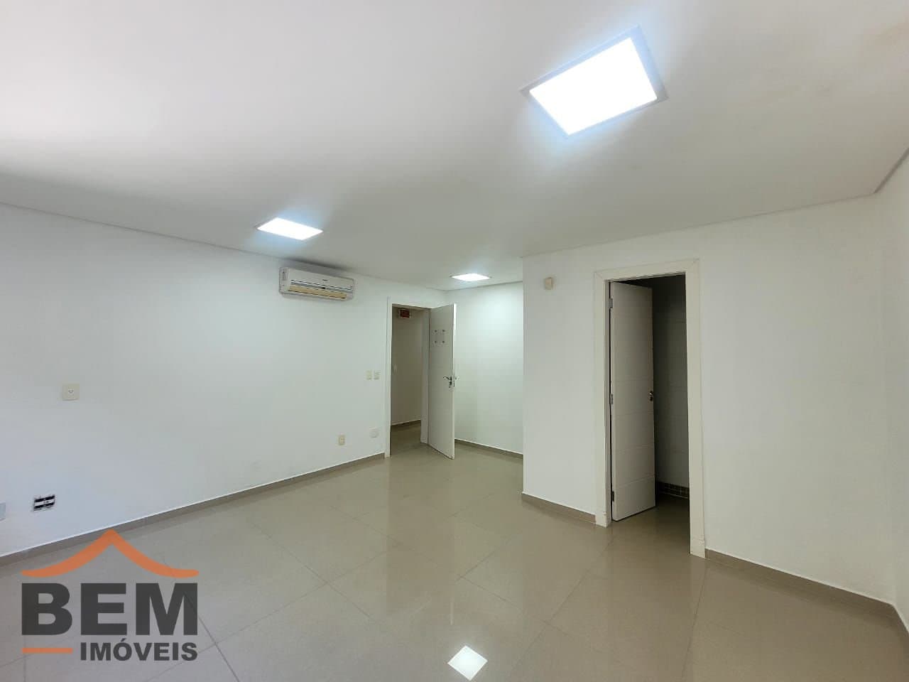 Salas/Conjuntos para Locação com 21m² no bairro Ariribá, em Balneário Camboriú: 08- SALA COMERCIAL 