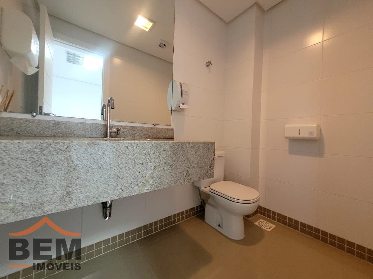 Salas/Conjuntos para Locação com 21m² no bairro Ariribá, em Balneário Camboriú: 05- BANHEIRO  