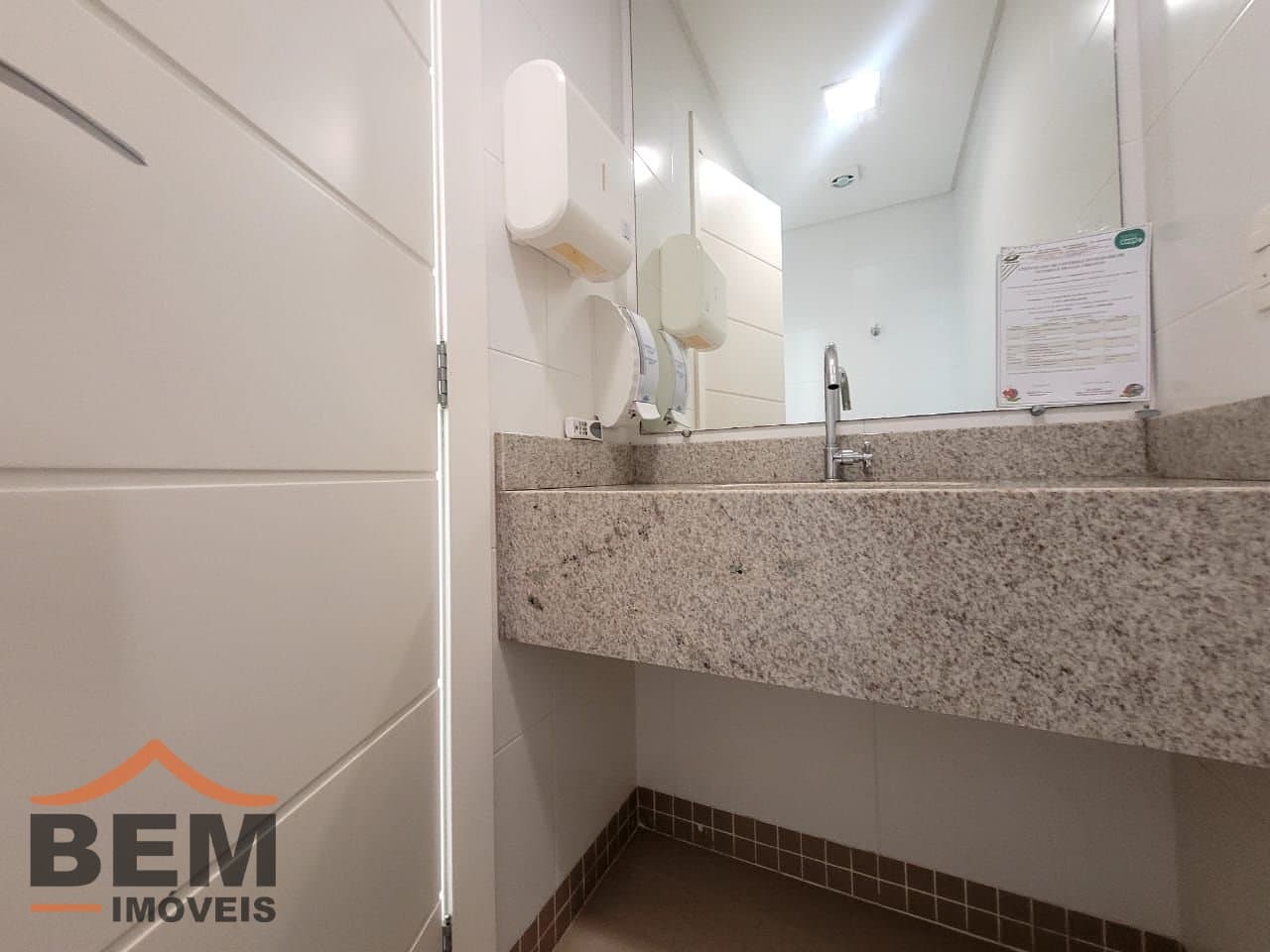 Salas/Conjuntos para Locação com 21m² no bairro Ariribá, em Balneário Camboriú: 10- BANHEIRO 