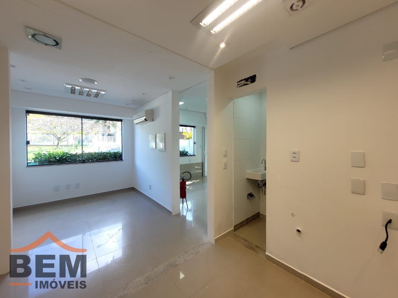 Salas/Conjuntos para Locação com 27m² no bairro Ariribá, em Balneário Camboriú: 06- SALA COMERCIAL 