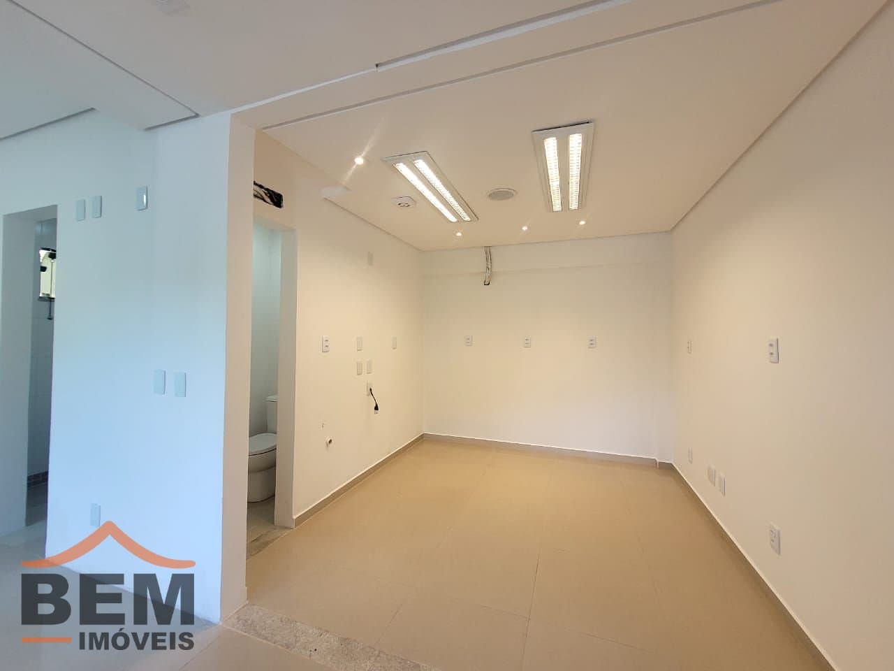 Salas/Conjuntos para Locação com 27m² no bairro Ariribá, em Balneário Camboriú: 08- SALA COMERCIAL 