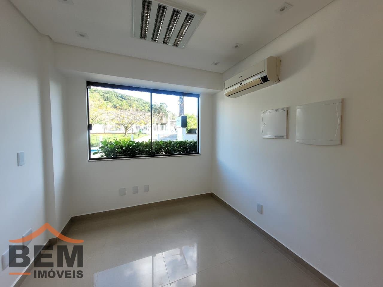 Salas/Conjuntos para Locação com 27m² no bairro Ariribá, em Balneário Camboriú: 07- SALA COMERCIAL 