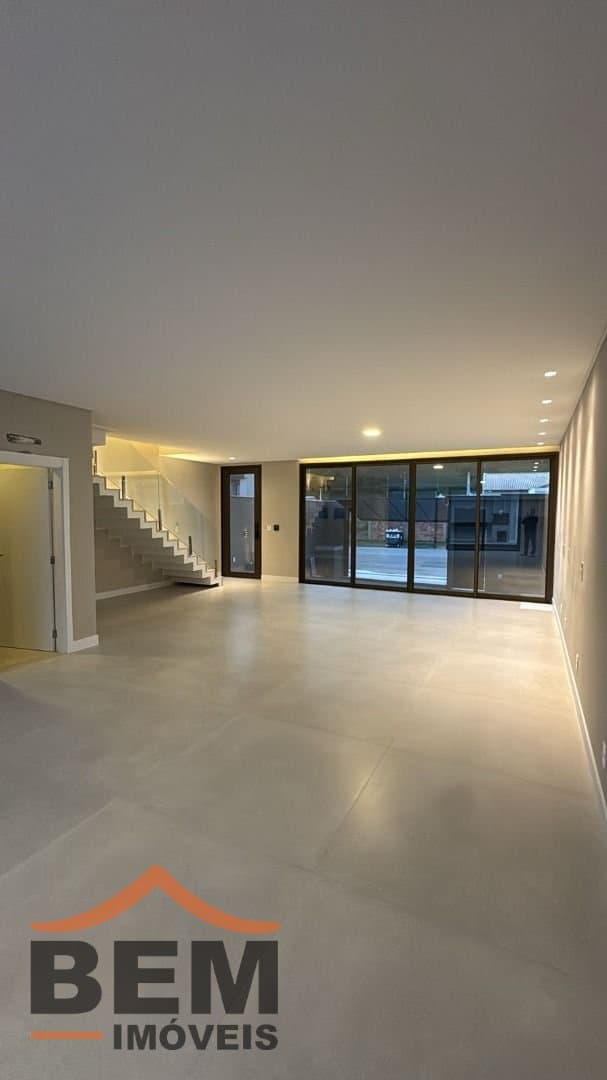 Casa para Venda com 3 quartos e 240m² no bairro Barra, em Balneário Camboriú