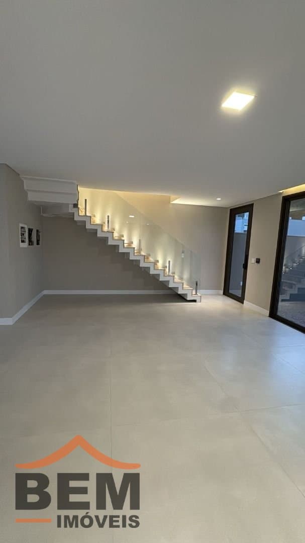 Casa para Venda com 3 quartos e 240m² no bairro Barra, em Balneário Camboriú
