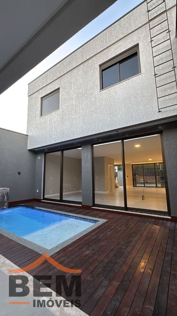 Casa para Venda com 3 quartos e 240m² no bairro Barra, em Balneário Camboriú