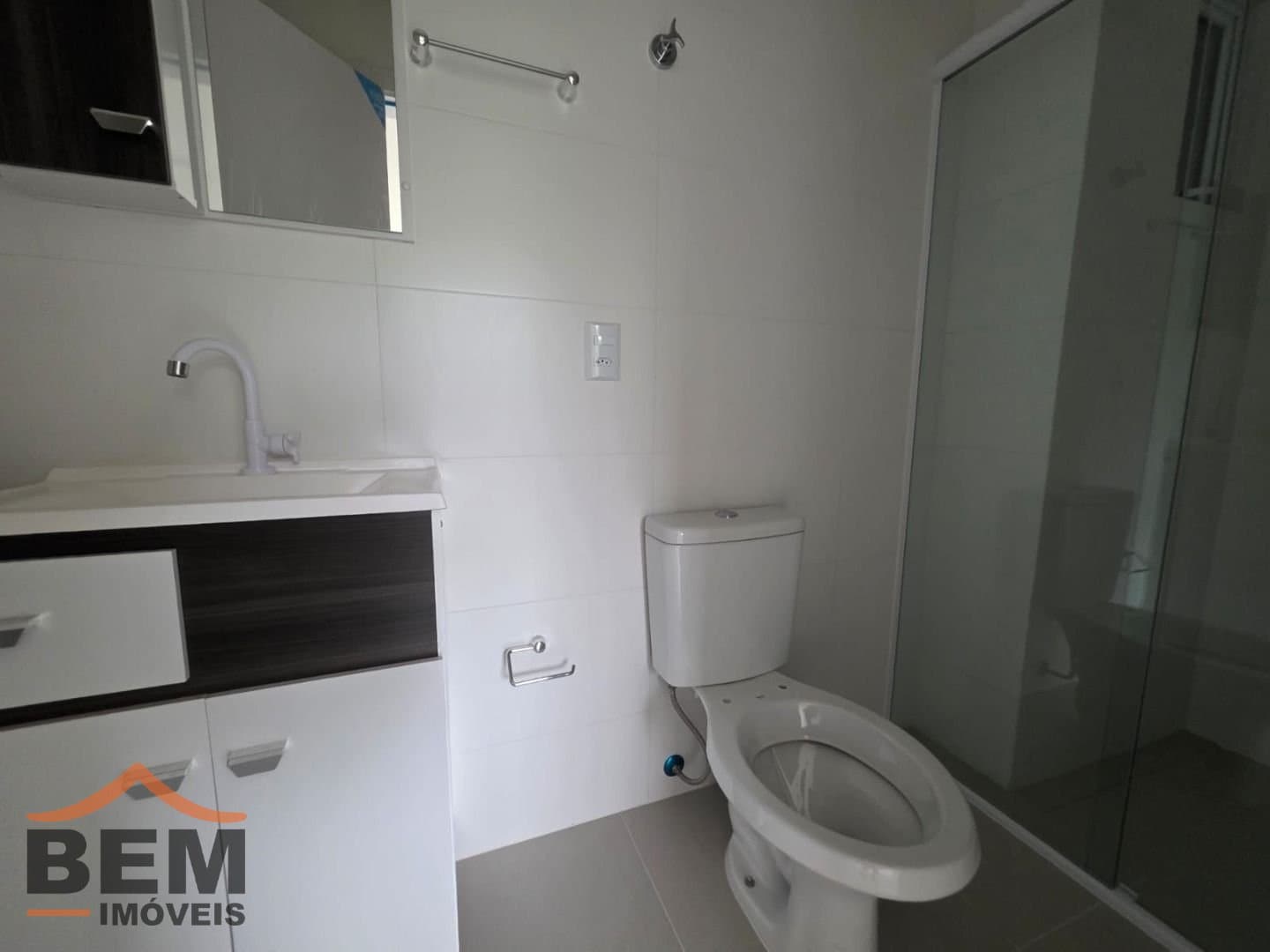 Apartamento para Locação com 2 quartos e 69m² no bairro Várzea do Ranchinho, em Camboriú: 13- BANHEIRO 