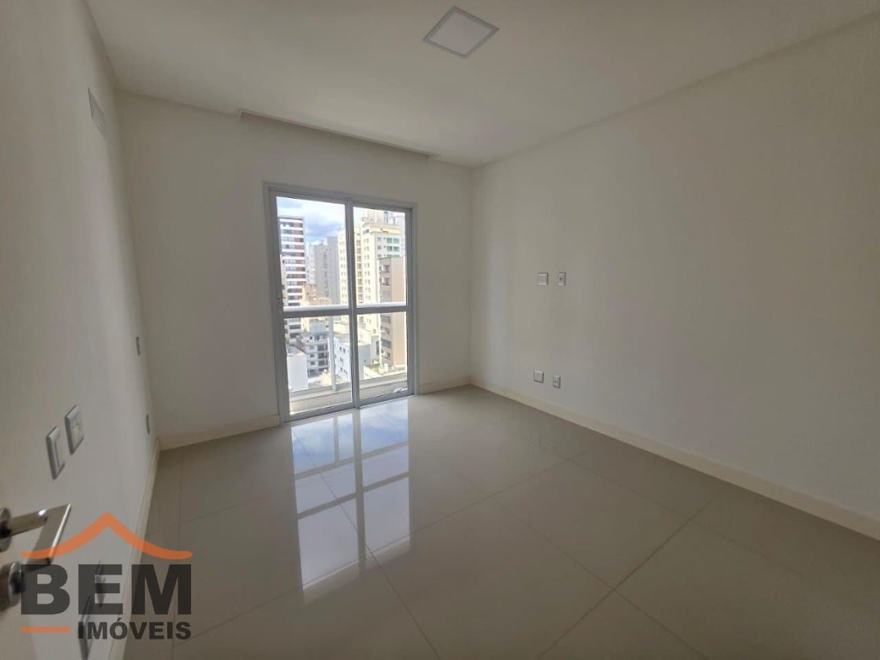 Apartamento para Locação com 2 quartos e 128m² no bairro Centro, em Balneário Camboriú: 16- DORMITÓRIO SUÍTE 01