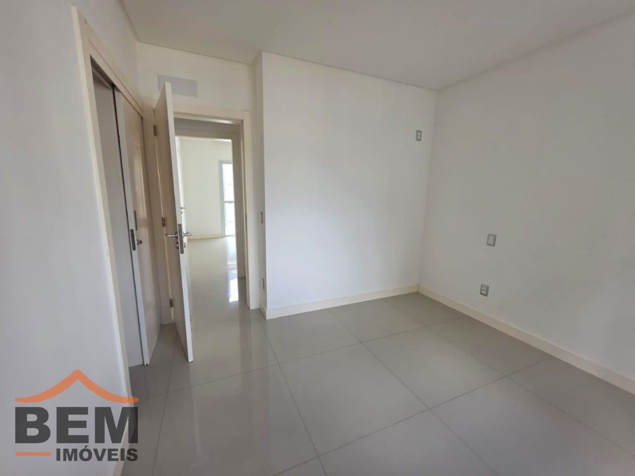 Apartamento para Locação com 2 quartos e 128m² no bairro Centro, em Balneário Camboriú: 17- DORMITÓRIO SUÍTE 01