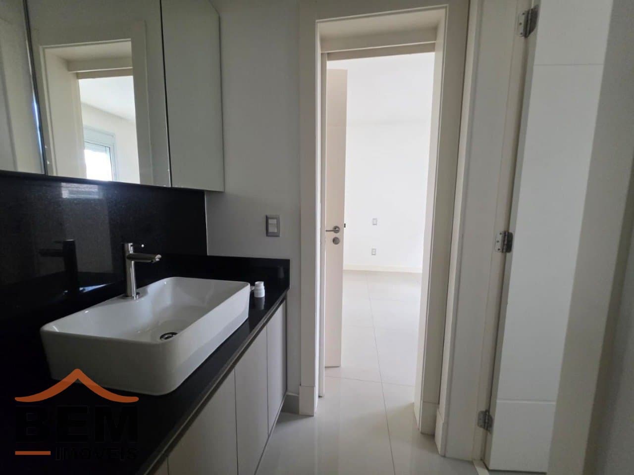 Apartamento para Locação com 2 quartos e 128m² no bairro Centro, em Balneário Camboriú: 22- BANHEIRO SUÍTE 02
