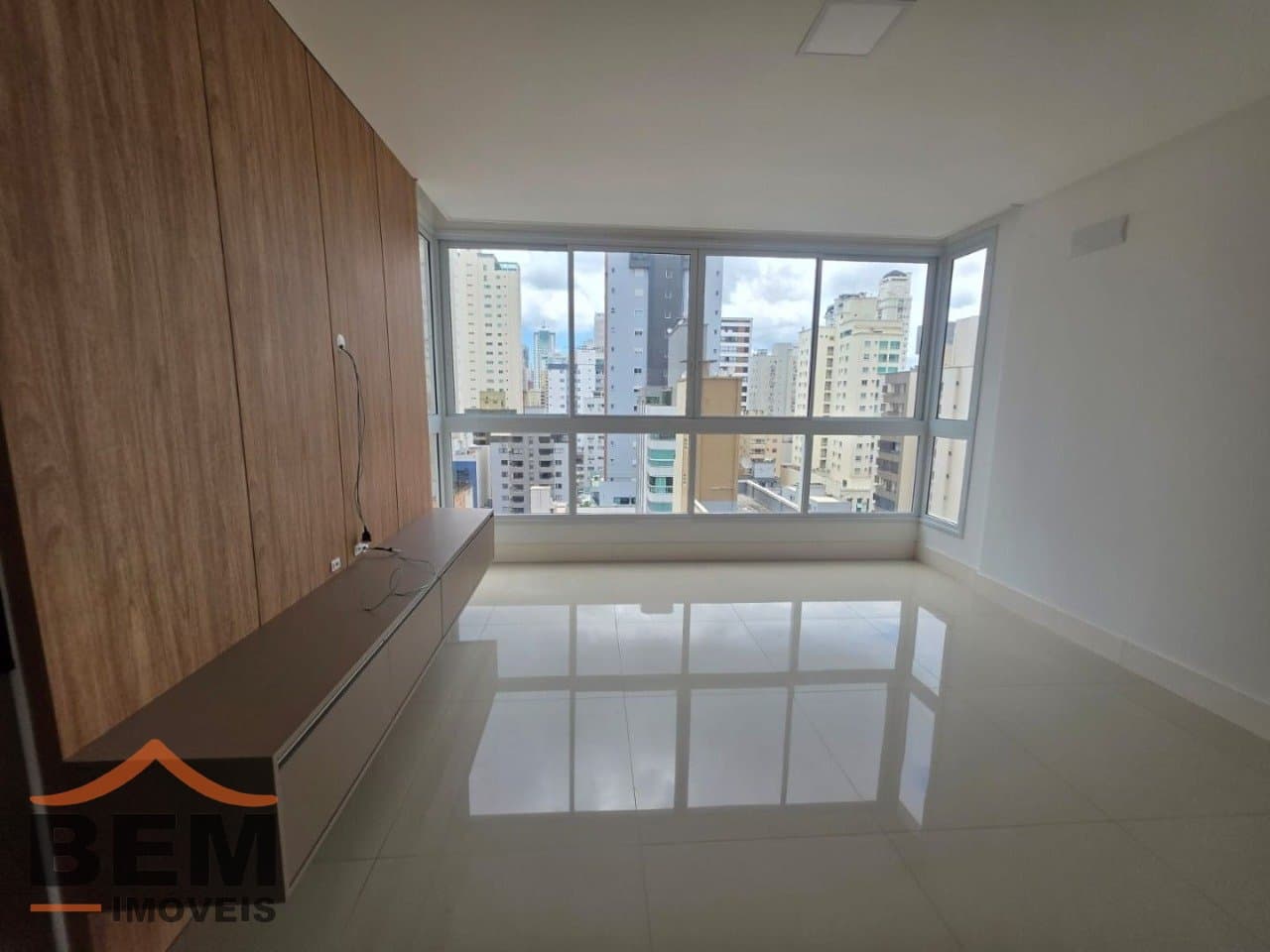 Apartamento para Locação com 2 quartos e 128m² no bairro Centro, em Balneário Camboriú: 09- SALA DE ESTAR 