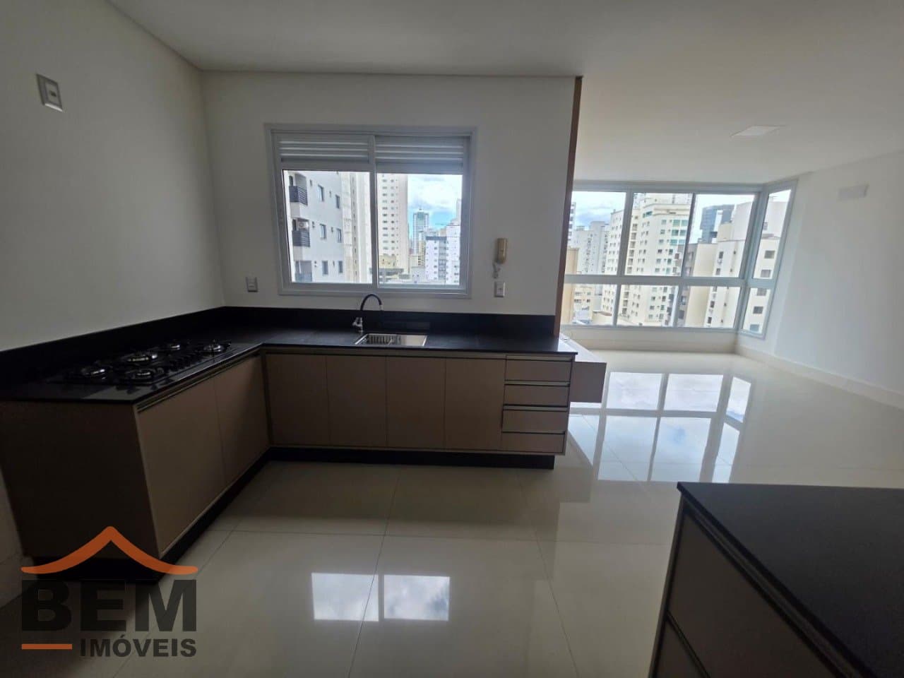 Apartamento para Locação com 2 quartos e 128m² no bairro Centro, em Balneário Camboriú: 12- COZINHA 