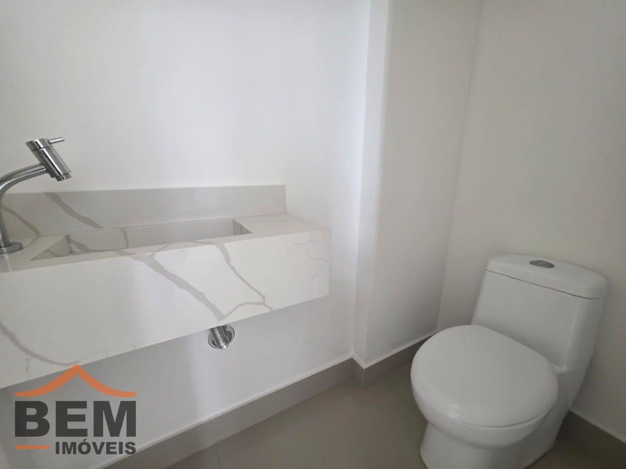 Apartamento para Locação com 2 quartos e 128m² no bairro Centro, em Balneário Camboriú: 15- LAVABO 